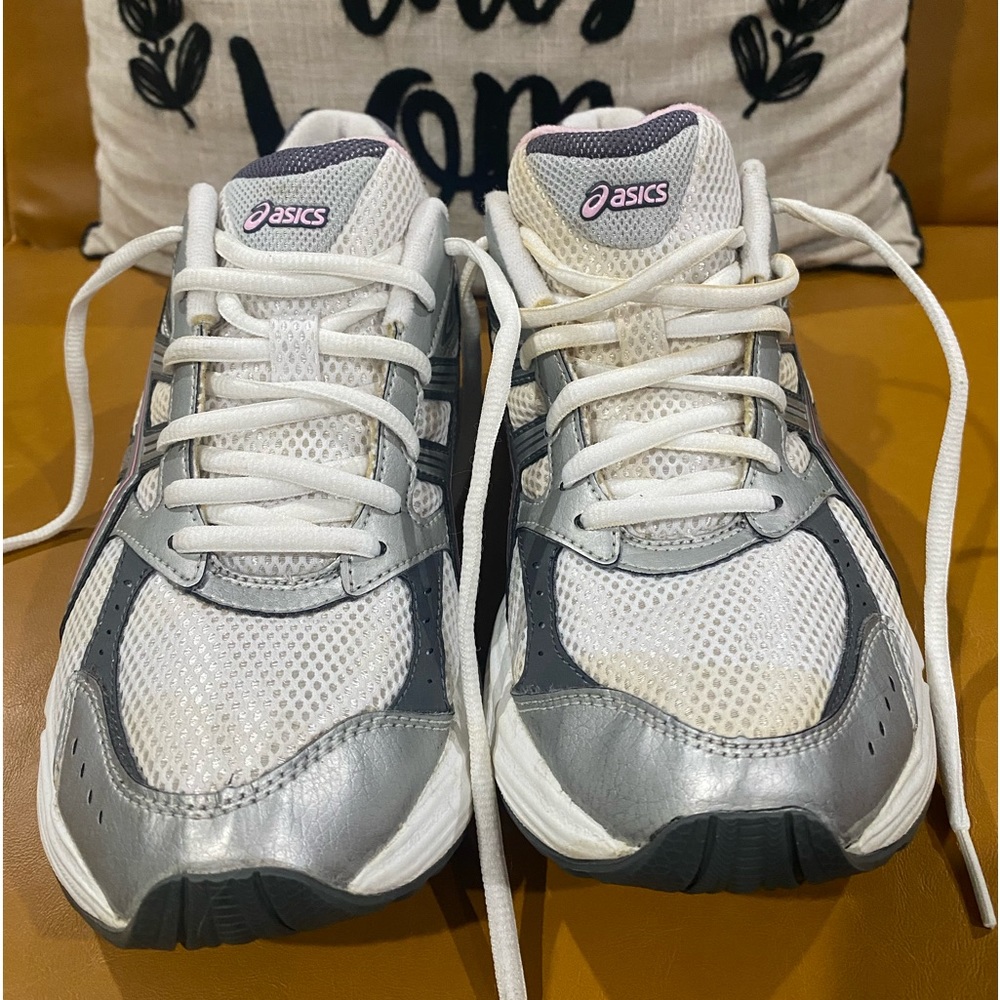 ASICS white and pink in size 8 in preloved condition